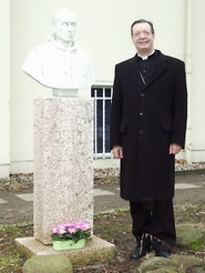 Monsignore Layola und die Pius-Bste